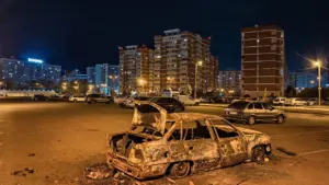 Naktī autostāvvietā pie daudzdzīvokļu namiem atrodas pilnībā izdegusi vieglā automašīna.