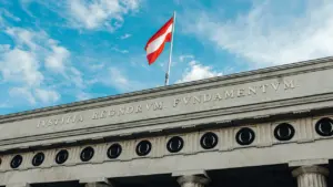 Klasiska administratīvā ēka ar paceltu karogu, simbolizējot valstiskumu un domes darbu.