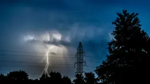 Jēkabpilī pēc vētras vēl atjauno elektrību